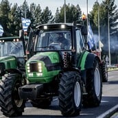 Αγρότες: Φτάνουν στην Αθήνα - Μεταφέρουν τα τρακτέρ με φορτηγά, έρχονται με λεωφορεία, πλοία και ΙΧ