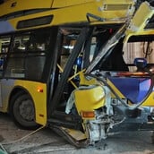 Τρόλεϊ έπεσε πάνω σε πολυκατοικία στα Πετράλωνα