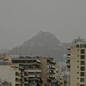 Σε «πορτοκαλί» κλοιό η Αθήνα - Μεγάλες συγκεντρώσεις αφρικανικής σκόνης στην ατμόσφαιρα