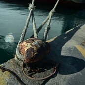 ΠΛΟΙΑ ΔΕΜΕΝΑ ΙΣΧΥΡΟΙ ΑΝΕΜΟΙ ΛΙΜΑΝΙΑ ΔΡΟΜΟΛΟΓΙΑ