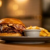 Μπαρ Μπεε Κιου x Λευτέρης Πέτρου: Νέες συνταγές, νέα γευστική ταυτότητα