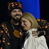 Ο Αkylas με τη μητέρα του στη σκηνή του Sing for Greece: Μια συγκινητική στιγμή 