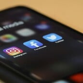 ΜΟΝΑΧΟΙ ΙΤΑΛΙΑ SOCIAL MEDIA NETFLIX