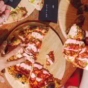 Don’t be a Dick: Απογευματινό ποτό και πίτσα σε ένα ντίσκο σκηνικό