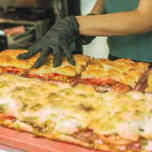 Black Salami: Ο φούρνος των Εξαρχείων που περιμένει με υπομονή τις ζύμες του