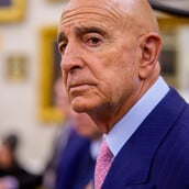 Τομ Μπαράκ: Ο δισεκατομμυριούχος φίλος του Τραμπ στη σκιά του σκανδάλου Έπστιν