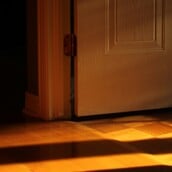 ΚΥΨΕΛΗ ΜΕ ΒΙΑΣΕ ΚΟΡΗ 64ΧΡΟΝΟΥ