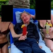 Αρχεία Έπσταϊν: Φωτογραφία απαθανατίζει τον Στίβεν Χόκινγκ σε τροπικό νησί ανάμεσα σε δύο γυναίκες με μπικίνι