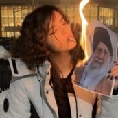 Χαμενεΐ: «Στο είπα ότι θα χορέψουμε πάνω στον τάφο σου» λέει η Ιρανή που είχε ανάψει τσιγάρο με φωτογραφία του