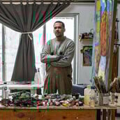 Ο Μιχάλης Κιούσης ζωγραφίζει ανθρώπινες φιγούρες σε αφρικανικά τοπία