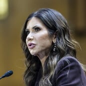 ΚΡΙΣΤΙ ΝΟΕΜ ΠΑΡΑΙΤΗΣΗ ΤΡΑΜΠ