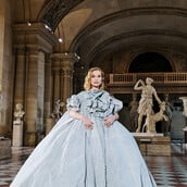 Η Ιζαμπέλ Ιπέρ μπαίνει στο Λούβρο σαν να ανήκε πάντα εκεί