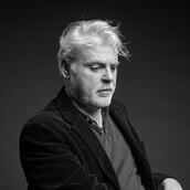 «Eίναι βαρετό ν’ ακούς για τα παιδικά χρόνια κάποιου;» 