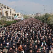 Ιράν: Εκατοντάδες πολίτες θρηνούν τον Χαμενεΐ - Συγκεντρώθηκαν για προσευχή αψηφώντας τον πόλεμο
