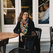 Χλόη Ακριθάκη: Φωτογράφος. Γεννήθηκε στο Βερολίνο, ζει στα Εξάρχεια.