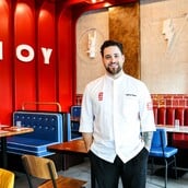 ΜΠΑΡ ΜΠΕΕ ΚΙΟΥ: Ο Λευτέρης Πέτρου δίνει νέο twist στα αγαπημένα σου burgers 