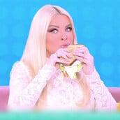 Κατερίνα Καινούργιου: «Τι με δείχνεις ρε παιδάκι μου;» - Η στιγμή που έτρωγε on air στην εκπομπή