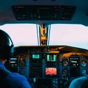 Πώς είναι να είσαι πιλότος αεροπορικής όταν πυραύλοι αρχίζουν να διασχίζουν την πορεία της πτήσης σου