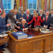 ΝΤΟΝΑΛΝΤ ΤΡΑΜΠ ΛΕΥΚΟΣ ΟΙΚΟΣ ΠΡΟΣΕΥΧΗ