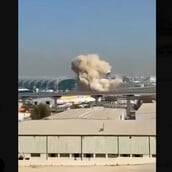 Πόλεμος στη Μέση Ανατολή: Η στιγμή που ιρανικό drone συντρίβεται στο αεροδρόμιο του Ντουμπάι