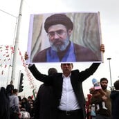 ΙΡΑΝ ΜΟΤΖΤΑΜΠΑ ΧΑΜΕΝΕΙ ΑΛΙ ΧΑΜΕΝΕΙ