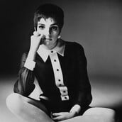 Λάιζα Μινέλι: Η εξωφρενική, τραγική ζωή της όπως ξεδιπλώνεται στη νέα αυτοβιογραφία της 