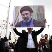 ΜΟΤΖΤΑΜΠΑ ΧΑΜΕΝΕΙ ΓΙΑΤΙ ΟΧΙ ΔΙΑΔΟΧΟΣ