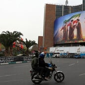 «Ακόμη και υπό τους πύραυλους συνεχίζουμε να ζούμε»: Πώς αντιμετωπίζουν οι νέοι στο Ιράν τον πόλεμο