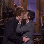 Ο Χάρι Στάιλς απάντησε στις κατηγορίες για queerbaiting με ένα φιλί στο SNL