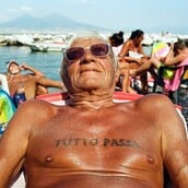 Όλα περνούν, αγόρι μου! Η γλυκόπικρη φιλοσοφία ενός άντρα που τα έχασε όλα