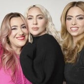 Δύο ελληνοαμερικανίδες λεσβίες λανσάρουν beauty brand και το TikTok αντιδρά.