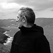 «Αυτή είναι η γειτονιά μου σκύλε»: Ο Παύλος Παυλίδης παρουσιάζει το βιβλίο του στο ΦΟΥΓΑΡΟ