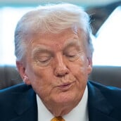 ΝΤΟΝΑΛΝΤ ΤΡΑΜΠ ΛΕΥΚΟΣ ΟΙΚΟΣ ΚΑΡΟΛΑΪΝ ΛΕΒΙΤ ΠΑΡΑΙΤΗΣΗ ΤΖΟ ΚΕΝΤ