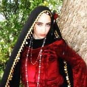 Το printed hijab επιστρέφει και δεν θέλει πια να περνά απαρατήρητο