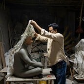 Στην Ινδία ένα εργαστήριο φτιάχνει ομοιώματα νεκρών για οικογένειες που πενθούν