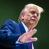 Τραμπ: «Θα υπάρξει ολική καταστροφή του Ιράν και όλα θα πάνε μια χαρά»