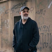 Γιώργος Παλούμπης: «Το θέατρο δεν μου χρωστάει τίποτα, μόνο εγώ του χρωστάω»