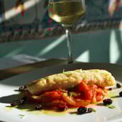 Ποια κρασιά θα απογειώσουν τον παραδοσιακό μπακαλιάρο σκορδαλιά της 25ης Μαρτίου