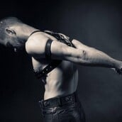 Το πορτρέτο του Πάνου, σκλάβου του BDSM και queer 