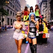 Για όλα όσα η ζωή δεν κατάφερε να θάψει: Η οδύνη του κόσμου της Nan Goldin απλώνεται στο Παρίσι