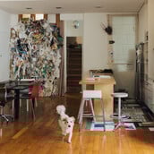 Ένα υβριδικό σπίτι στα Εξάρχεια, όπου η έννοια του νοικοκυριού αλλάζει/Ένα υβριδικό νοικοκυριό στα Εξάρχεια