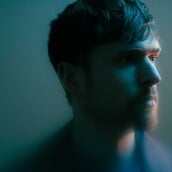 O Τζέιμς Μπλέικ τραγουδάει για την αγάπη μέσα σε ζόρικους καιρούς