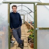 Ο νέος σταρ της βρετανικής κηπουρικής δεν πουλά μόνο φυτά, αλλά έναν ολόκληρο τρόπο να βλέπεις τον κόσμο