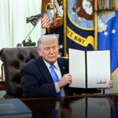 ΝΤΟΝΑΛΝΤ ΤΡΑΜΠ ΥΠΟΓΡΑΦΗ ΔΟΛΑΡΙΑ