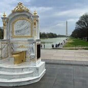 Χρυσός «θρόνος» κατά του Τραμπ στήθηκε δίπλα στο Lincoln Memorial