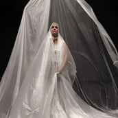 «ΚΟΜΜΑ» | Performance Σωματικού Θεάτρου: Η ιστορία μιας γυναίκας από τη γέννηση έως τον θάνατο