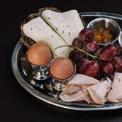 Από πότε τρώμε βραστά αυγά στα εστιατόρια και στα μπαρ της Αθήνας;