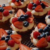 Λαχταριστές τάρτες της πόλης με φράουλες και berries