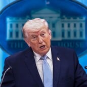 ΝΤΟΝΑΛΝΤ ΤΡΑΜΠ ΛΕΥΚΟΣ ΟΙΚΟΣ ΙΡΑΝ ΠΙΛΟΤΟΣ F15