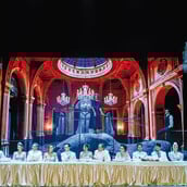 Αλεξάνδρεια: Για λίγες ακόμα παραστάσεις, η πόλη-μνήμη ζωντανεύει στη σκηνή του Παλλάς